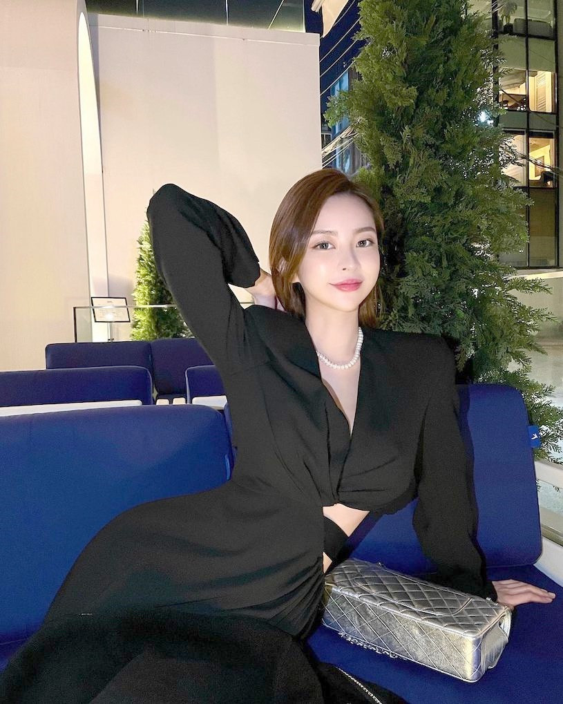 Nếu diện những thiết kế cắt xẻ, đó cũng là những thiết kế có đường cắt xẻ tinh tế, vừa gợi cảm lại vừa tinh tế, sang trọng.