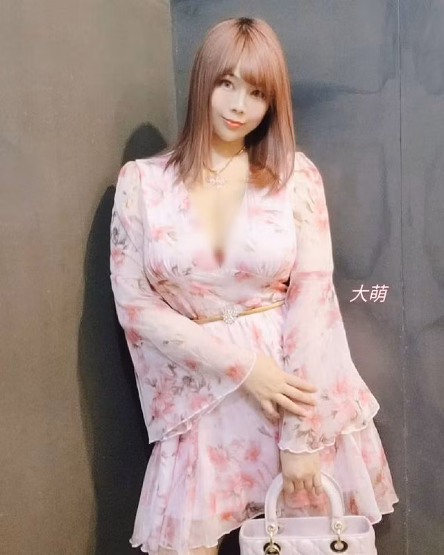 Thi thoảng, hot girl Đại Manh cũng diện đồ bánh bèo nữ tính, cô nàng chọn thiết kế cổ chữ V, khoe được đôi gò bồng đảo đẹp hút mắt của mình.