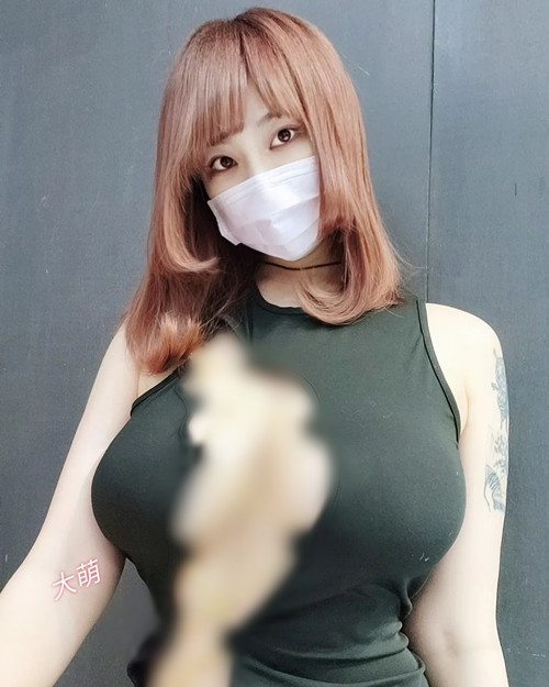 Cô nàng cũng dấn thân vào con đường làm mẫu và hướng hình ảnh theo con đường hot girl gợi cảm, nhận được đông đảo sự chú ý.