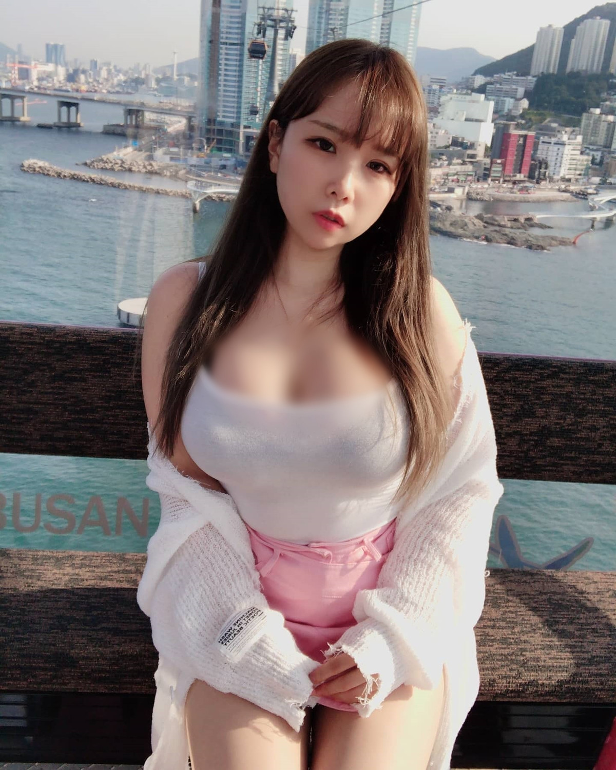 Trên trang IG hơn 300.000 người theo dõi, hâm mộ, Mika Cho tương tác rất thân thiện.