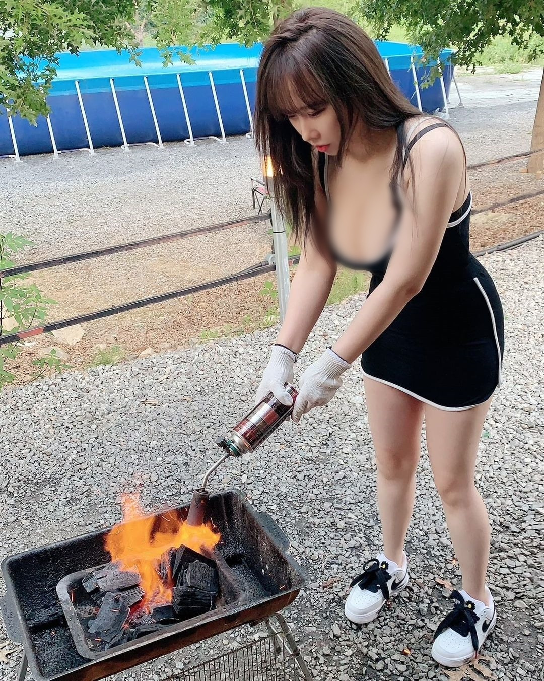 Mới đây, trên mạng lan truyền những bức ảnh chụp một cô gái có làn da trắng nõn nà, mặc áo chiếc váy body hai dây màu đen chuẩn bị đồ nướng, trông vô cùng bắt mắt.