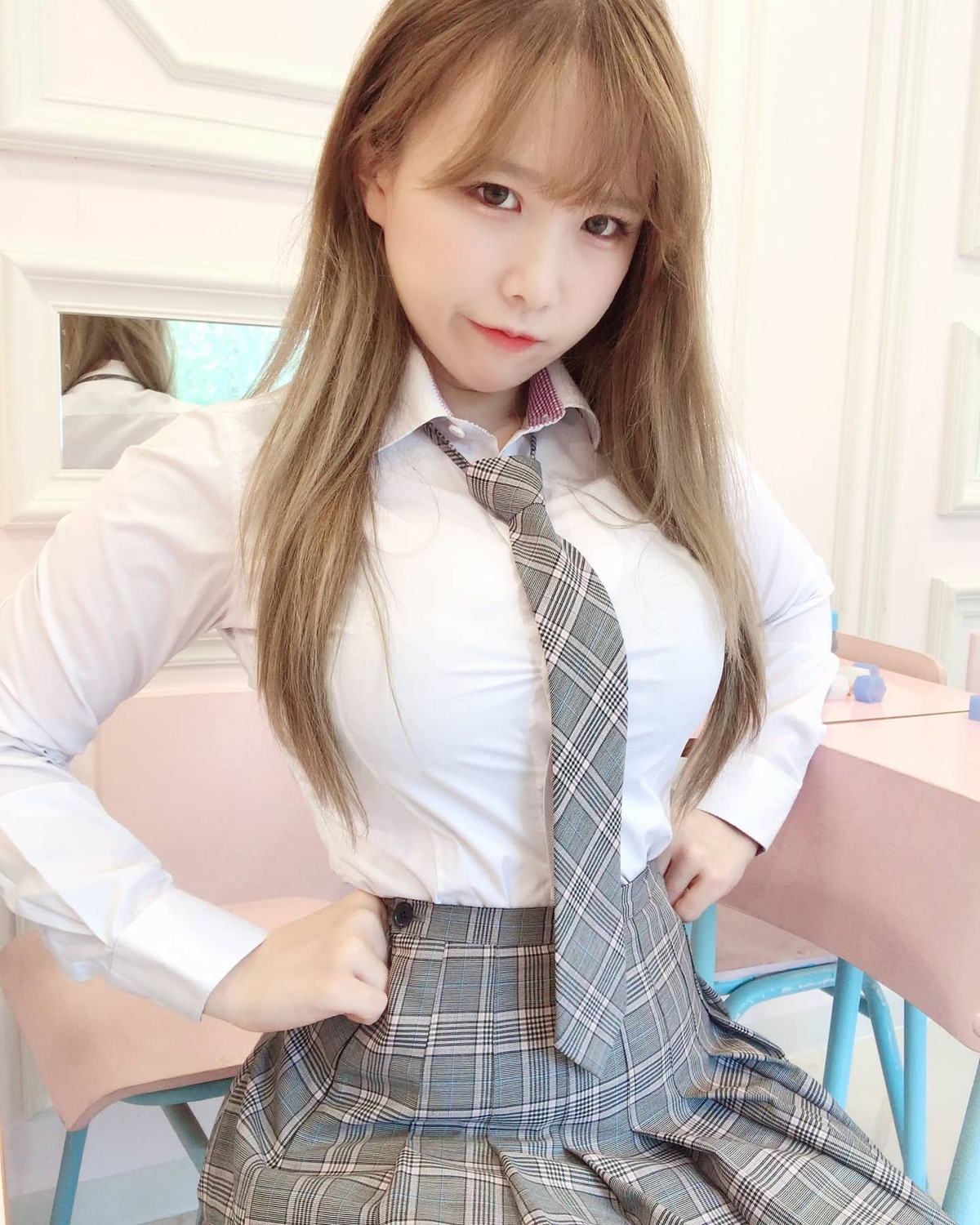 Đa số mọi người đều khen ngợi cô nàng có thân hình đồng hồ cát chuẩn Âu Mỹ.