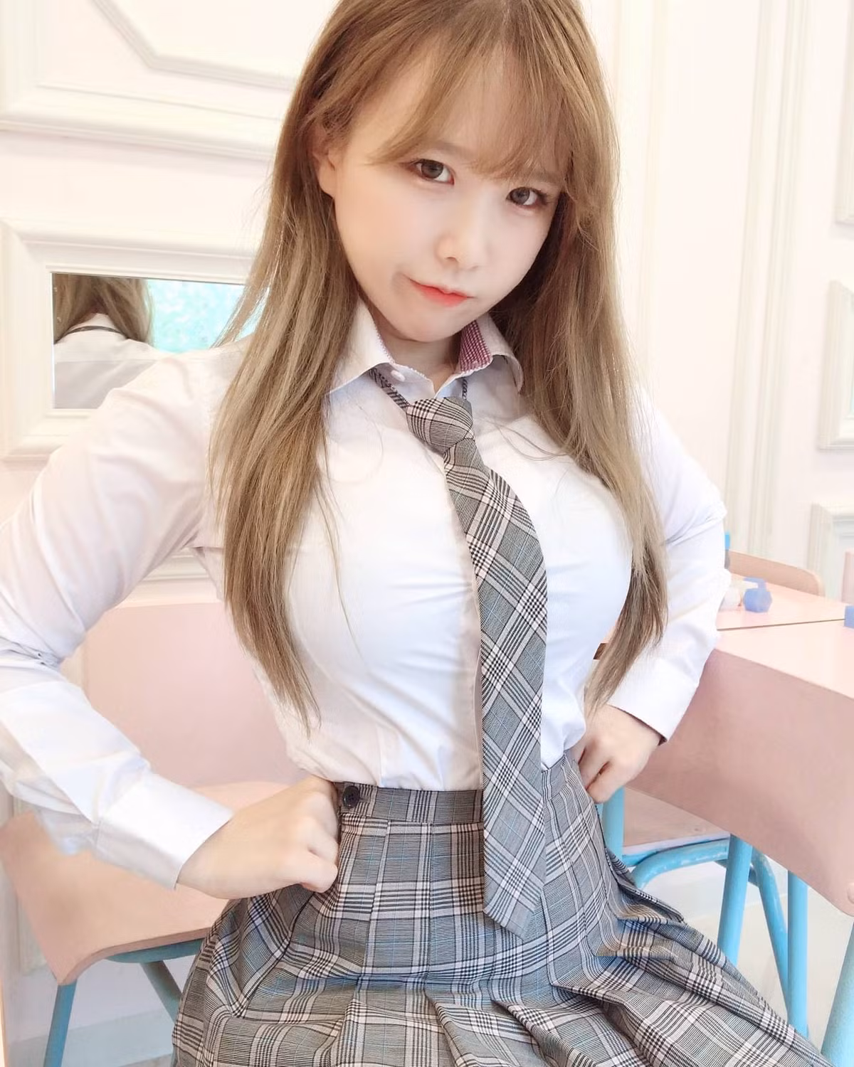 Đa số mọi người đều khen ngợi cô nàng có thân hình đồng hồ cát chuẩn Âu Mỹ.