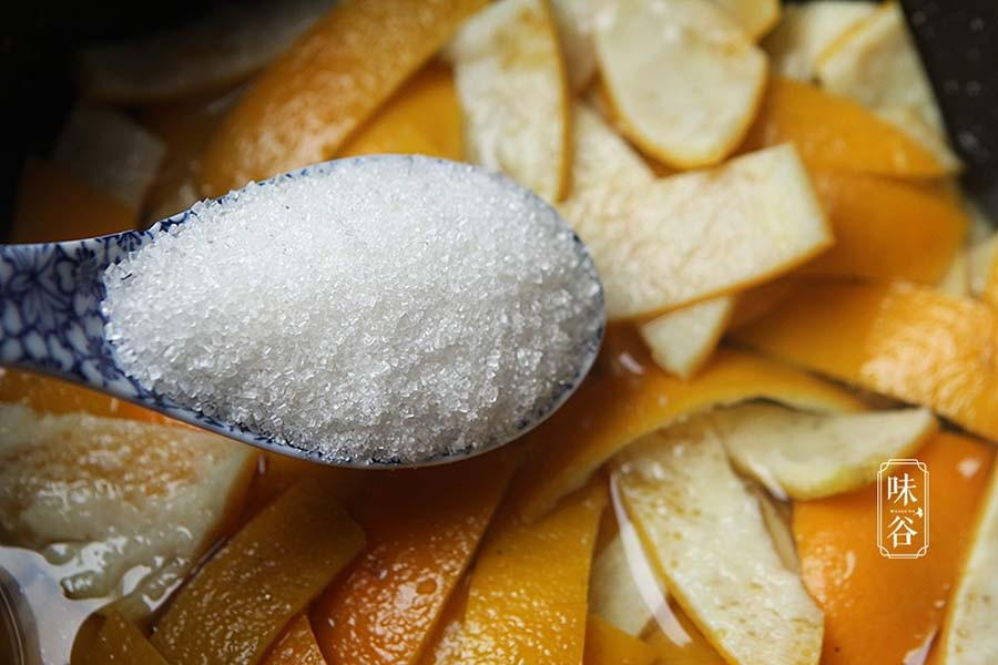 Cắt vỏ cam thành từng miếng nhỏ. Đổ lượng nước vừa ngập vỏ cam. Cho 80 gram đường vào, độ ngọt tùy chỉnh theo khẩu vị.