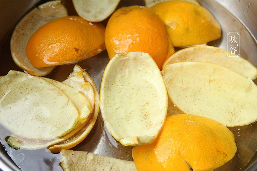 Nguyên liệu để làm mứt vỏ cam cực kỳ đơn giản, gồm có 4 quả cam và đường.