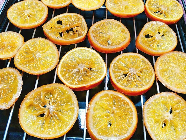 Chanh dây bổ đôi, nạo ruột, lọc chanh dây qua rây để lấy nước cốt. Tiếp đó cho đường, nước chanh dây, mật ong vào chảo đun sôi với lửa nhỏ. Khi đường đã tan hết, cho cam vào, để lửa thật nhỏ cho nước đường sánh đặc lại thì tắt bếp.