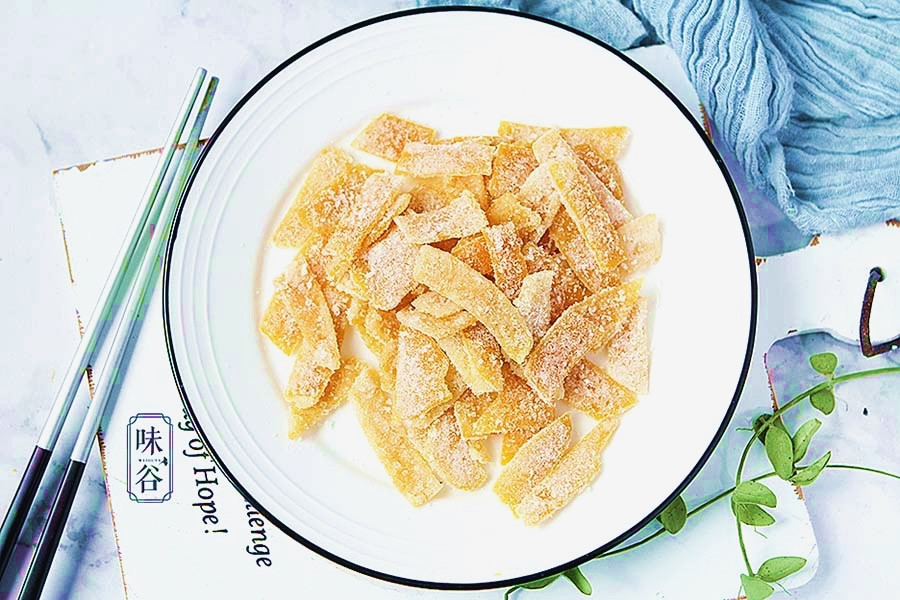 Hoàn thành, bạn đã có món mứt cam ăn lạ miệng bổ dưỡng, tiết kiệm. Lưu ý nhỏ là không nên cho quá nhiều nước khi luộc vỏ cam, nếu không sẽ lâu có được nước cốt hơn.