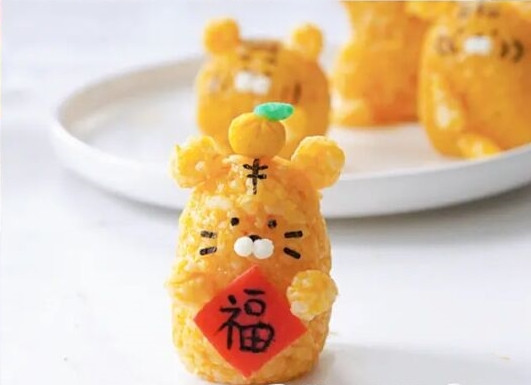 Nặn hai tay của hổ rồi dán chữ "Phúc" vừa làm lên đó là hoàn thành. Thật xinh xắn và đơn giản đúng không? Mọi người cùng thử nhé.