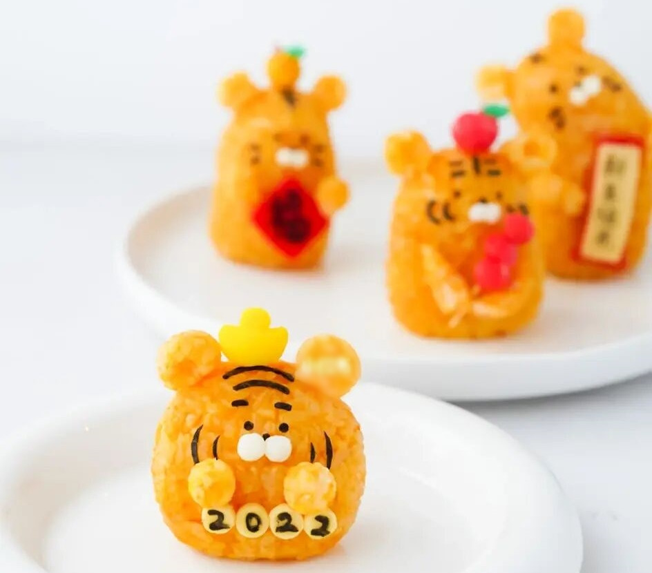 Hơn nữa, cơm nắm tạo hình hổ được tạo theo chủ đề gia đình, giống như một lời chúc phúc đến mọi người, năm mới gia hoà vạn sự an, làm gì cũng vượng phát, bùng nổ may mắn, tài lộc.