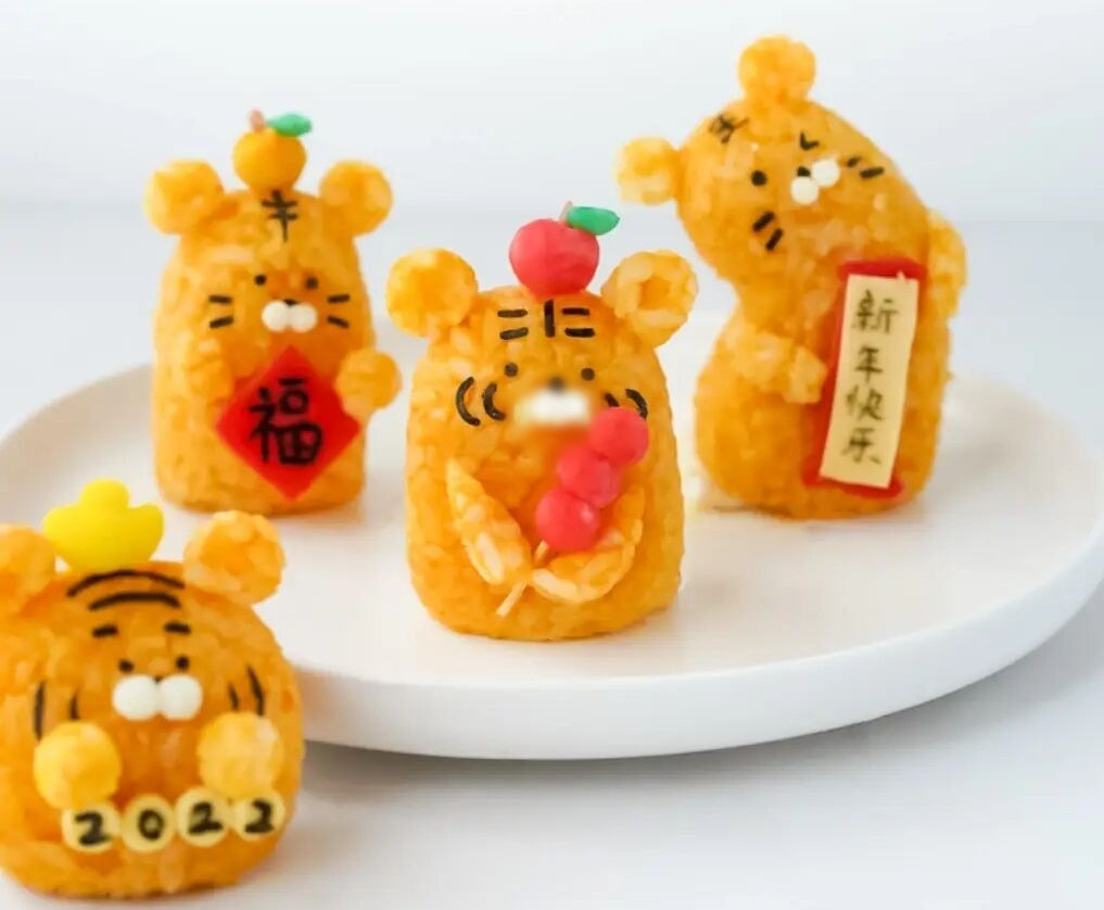 Dịp Tết Nhâm Dần 2022, để khiến mâm cơm ngày Tết thêm phần màu sắc và ý nghĩa hơn, hôm nay giới thiệu đến mọi người món cơm nắm hình hổ vừa dễ thương lại ngon miệng.