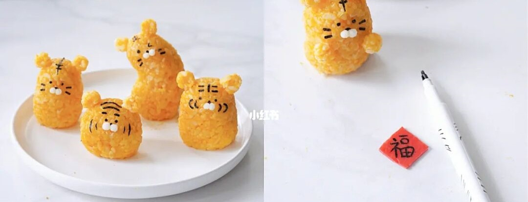 Vo viên nhuyễn củ từ thành từng viên nhỏ và đặt dưới mũi để tạo hình sinh động. Cắt giăm bông thành từng miếng vuông và viết chữ "Phúc" lên trên đó.