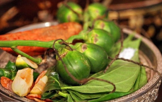 Thứ ba là trầu cau: Cau là một loại quả không ngon lành gì, thế nhưng nhiều người lại có thói quen, thậm chỉ là nghiện ăn trầu cau.