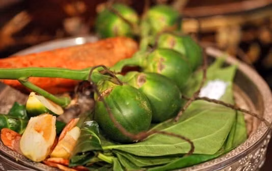 Thứ ba là trầu cau: Cau là một loại quả không ngon lành gì, thế nhưng nhiều người lại có thói quen, thậm chỉ là nghiện ăn trầu cau.