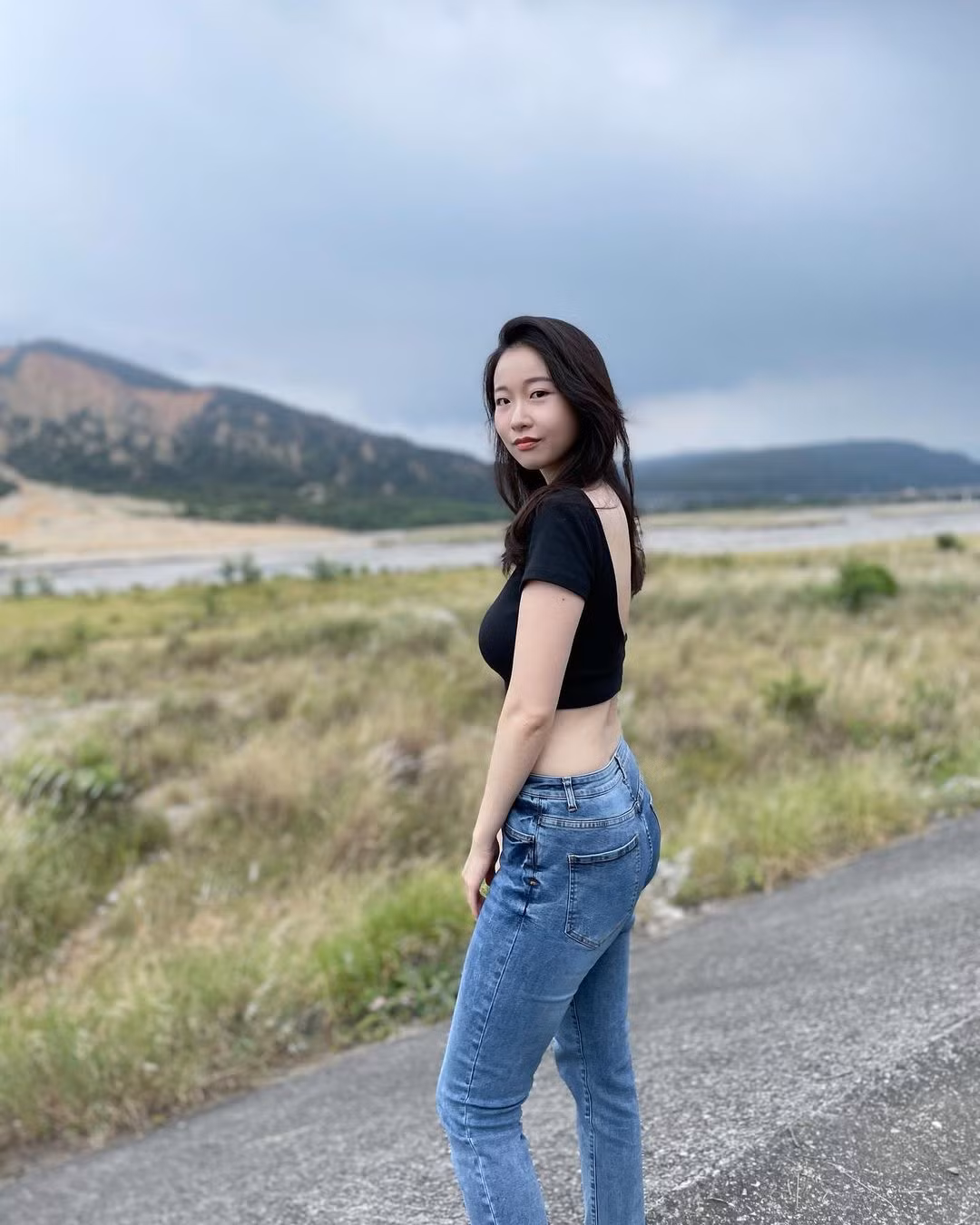 Những chiếc crop-top cũng là trang phục được nữ bác sĩ ưu ái diện nhiều.