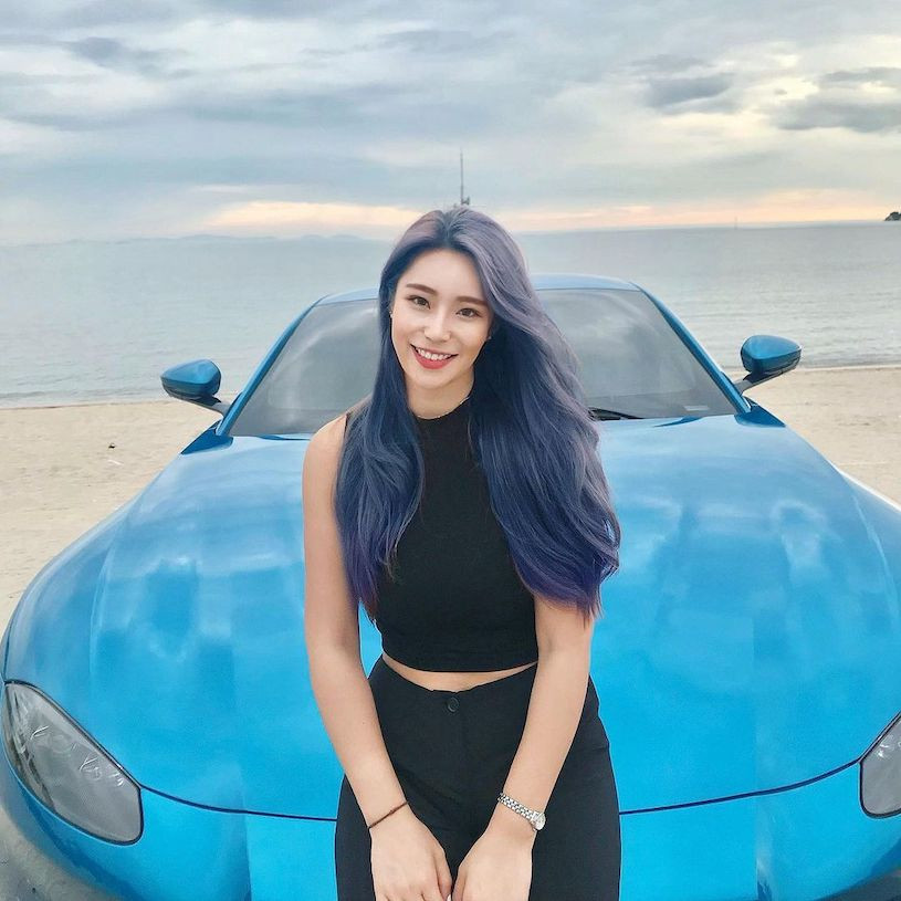 Trong ảnh là Wo.om tự tin khoe dáng với set đồ đen bó sát, khoe trọn vẹn đường cong cơ thể.