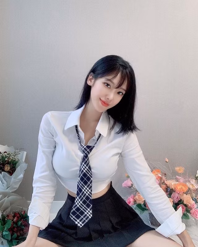 Khi không mặc đồ tập, nhan sắc của Park Hyun-yi không ngừng thăng hạng, cô nàng mặc đồ gì cũng vô cùng thu hút.