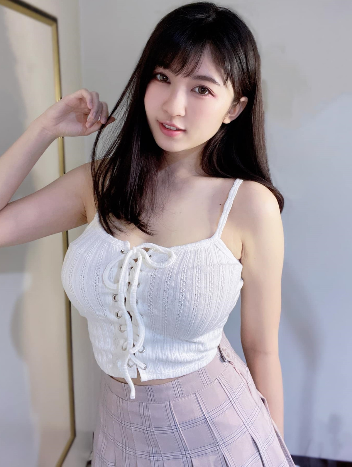 Lý Ái Tư cao 171 cm, tuy là người Malaysia nhưng hiện tại cô nàng lại sinh sống và làm việc tại Đài Loan.