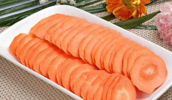 3. Người thiếu vitamin A Chúng ta thường nói rằng, hãy bổ sung cho cơ thể một số loại vitamin. Thực tế, chúng ta thường chỉ chú ý đến vitamin C hoặc B, nhiều người bỏ qua tầm quan trọng của vitamin A. Điều này vô tình gây ra nhiều tổn thương cho các mô biểu mô bên trong cơ thể chúng ta, nhiều khả năng gây ung thư, đặc biệt là ung thư miệng.