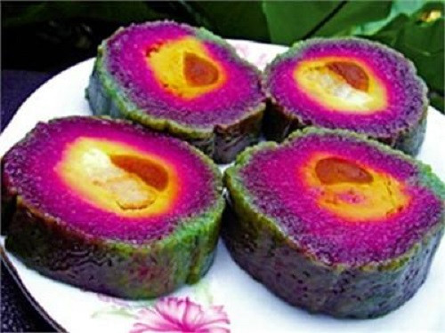 Ngày Tết, trên mâm cúng, bàn ăn hay trong cuộc rượu lai rai của người dân miền Nam có khá nhiều món ăn ngon nhưng không thể thiếu đi món bánh tét, đặc biệt là bánh tét lá cẩm.