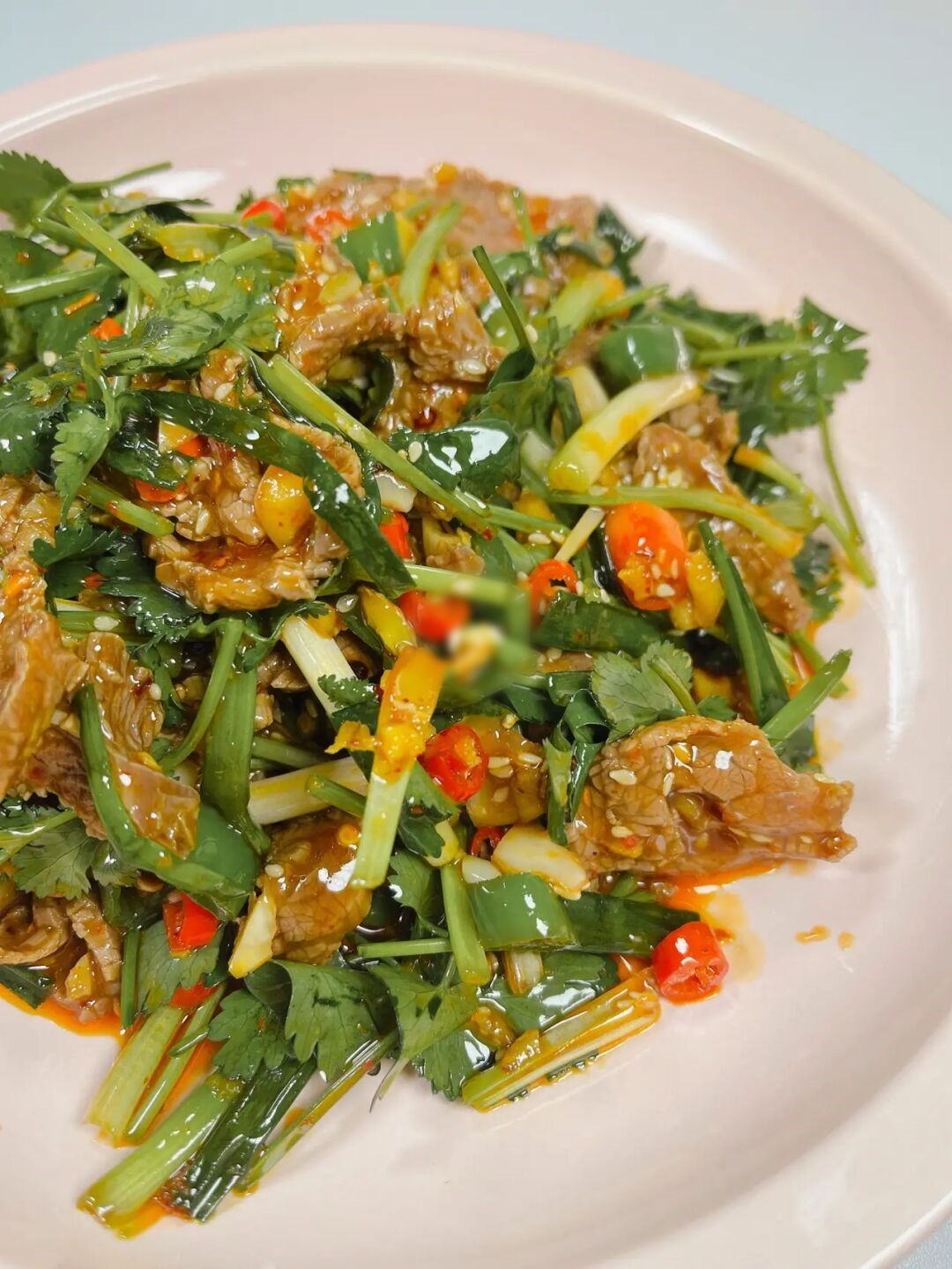 Để làm được món thịt bò trộn rau thơm, bạn cần các nguyên liệu sau: Rau thơm (hành lá, rau mùi), tỏi khoảng 3 - 4 tép, ớt đỏ khoảng 4 quả, ớt xanh dài khoảng 2 quả, gừng nửa củ, thịt bò khoảng 2 - 3 lạng.