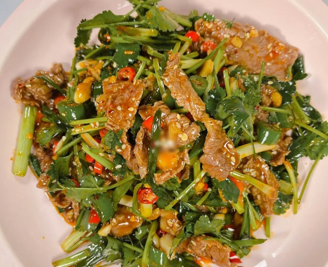 Hôm nay, giới thiệu với mọi người món thịt bò trộn rau thơm, cực ngon lại thơm, vừa bổ dưỡng lại dễ ăn, không hề ngán ngấy, chắc chắn sẽ khiến gia đình bạn mê say, ăn hết veo.