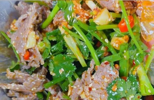 Rau thơm cắt khoảng 2 - 3cm, cho vào cùng rồi trộn tiếp đến khi tất cả đều ngấm gia vị.