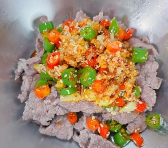 Đổ hỗn hợp đã trộn đều vào thịt bò đã chần, trộn đều.