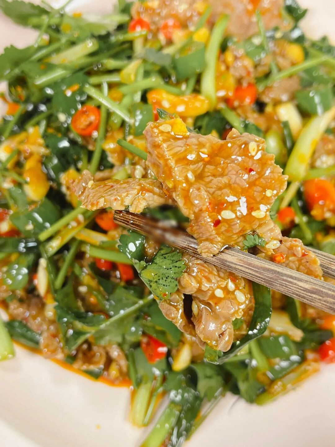 Xong xuôi, bạn đã có món thịt bò trộn rau thơm cực ngon lại không ngán ngấy, rất thích hợp cho mâm cơm ngày Tết. Có một lưu ý nhỏ đối với món trộn đó là bạn nên dùng hết ngay, ăn đến đâu làm đến đó, không nên tích trữ, sẽ không tốt cho sức khoẻ.