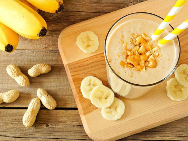 6. Sinh tố chuối: Hàm lượng vitamin B6, vitamin C và lượng nước dồi dào trong sinh tố chuối sẽ giúp dưỡng ẩm làn da các chị em tốt nhất. Đồng thời, các dưỡng chất khác cũng giúp ngăn ngừa sự lão hóa làn da mặt, tiêu diệt vi khuẩn và ngăn chặn xuất hiện các vết nám, vết nhăn trên da.