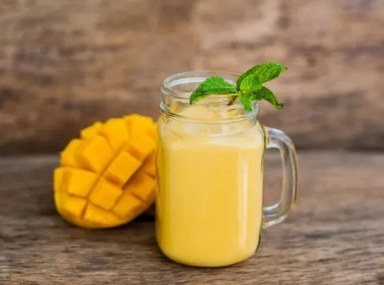 2. Sinh tố xoài: Với lượng vitamin A và C cực kỳ dồi dào, tác dụng của sinh tố xoài trong việc làm đẹp da là không thể bàn cãi.