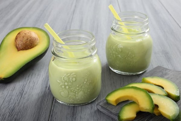 7. Sinh tố bơ: Các hợp chất chống oxy hóa trong sinh tố bơ còn giúp đẩy lùi mụn nhọt, mụn đầu đen, kích thích cơ thể sản sinh collagen và kích thích làn da luôn căng mịn, có độ ẩm thích hợp.