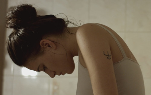 Dang an ai man nong, co gai phat hien dieu ghe ron