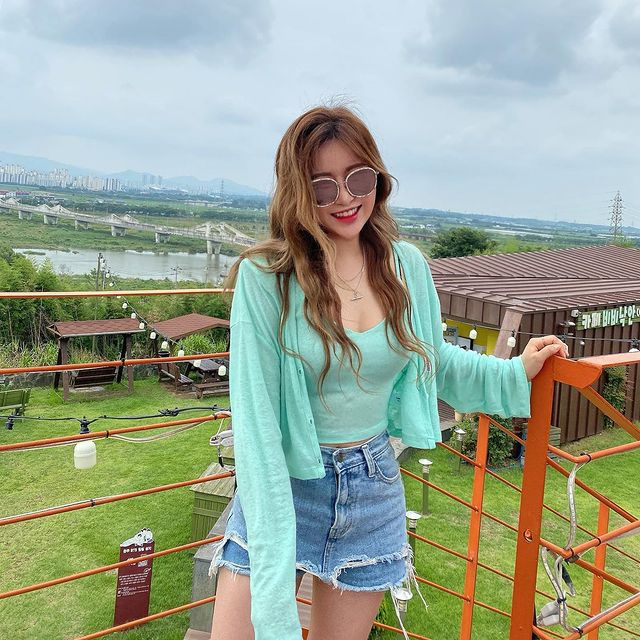 Sunny sở hữu khuôn mặt xinh đẹp chuẩn mực, cằm v-line, mắt to tròn, sống mũi thắng và đôi môi trái tim cực thu hút.