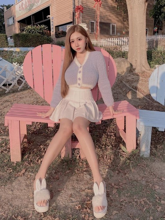 Hiện tại, nhờ chăm chỉ đăng tải hình ảnh xinh đẹp long lanh, phong cách vừa ngây thơ vừa gợi cảm, số lượng người hâm mộ của Niệm Niệm đang tăng theo cấp số nhân.