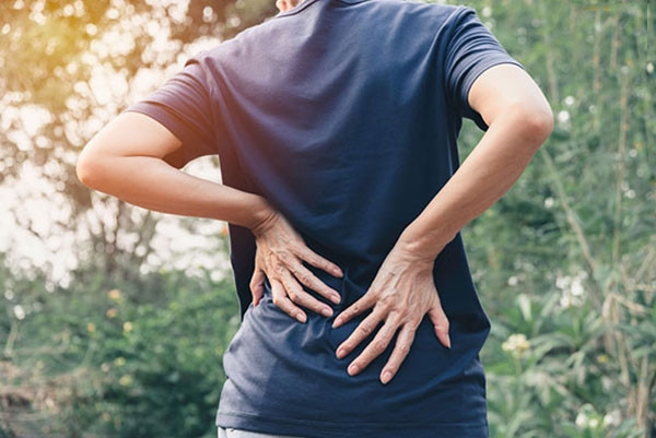 Thứ hai, tình trạng đau thắt lưng diễn ra nghiêm trọng hơn vào ban đêm, ảnh hưởng lớn đến giấc ngủ. Nếu do ung thư thì người bệnh sẽ cảm thấy đau đớn đặc biệt rõ rệt khi đi ngủ vào ban đêm, thậm chí ảnh hưởng nghiêm trọng đến chất lượng giấc ngủ.