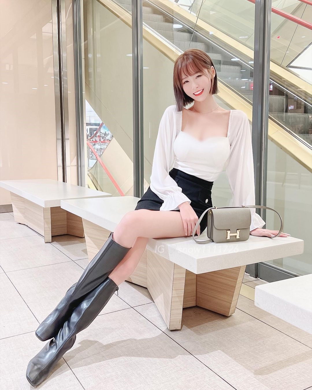 Tiểu Tuyết cũng rất khéo léo khi kết hợp trang phục với nhau. Cô nàng thường xuyên xuất hiện với kiểu trang phục vừa thanh lịch vừa nóng bỏng.