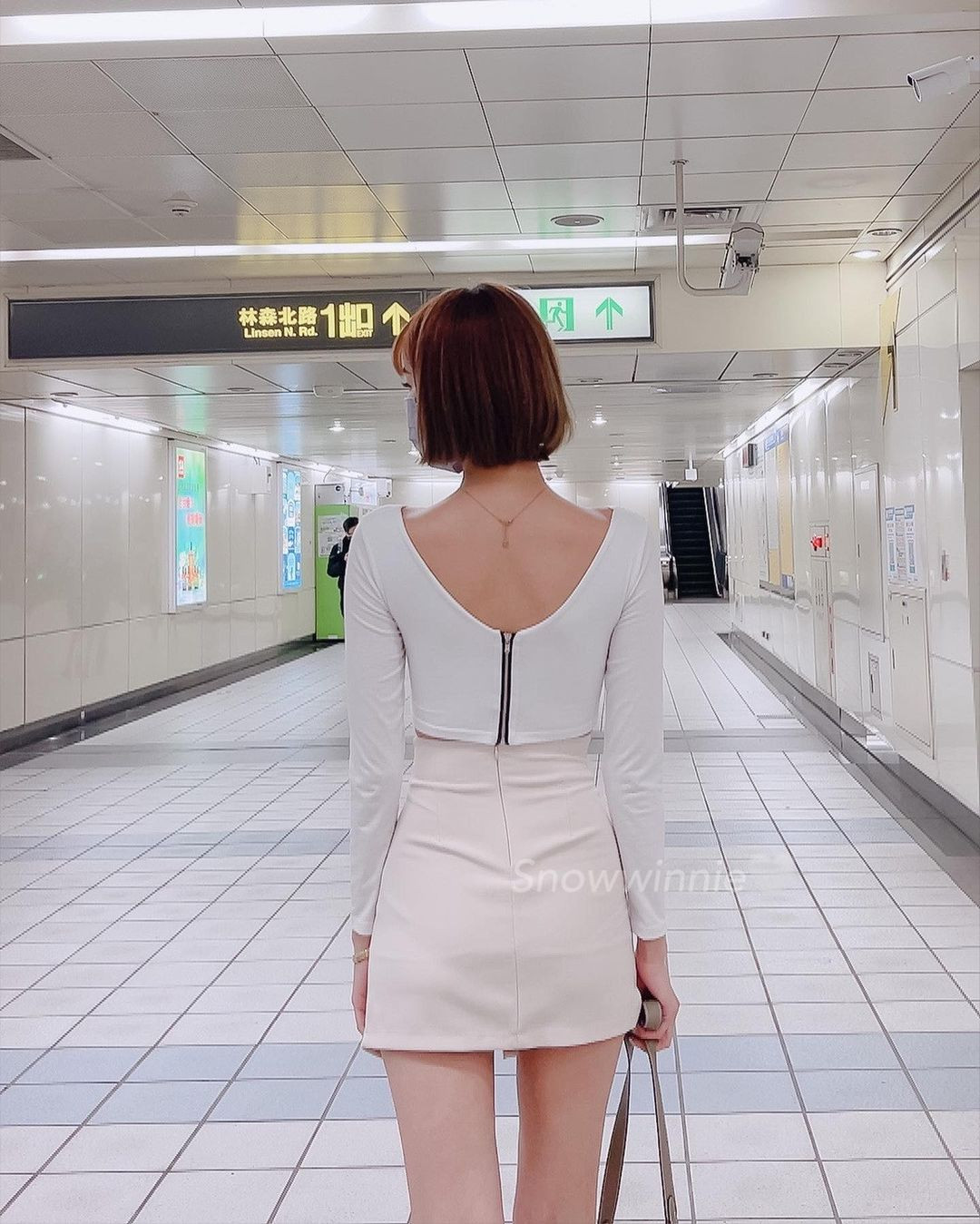 Không chỉ có khuôn mặt xinh đẹp, làn da trắng sứ, mỹ nhân gợi cảm này còn sở hữu bộ ngực khủng và đôi chân dài miên man.