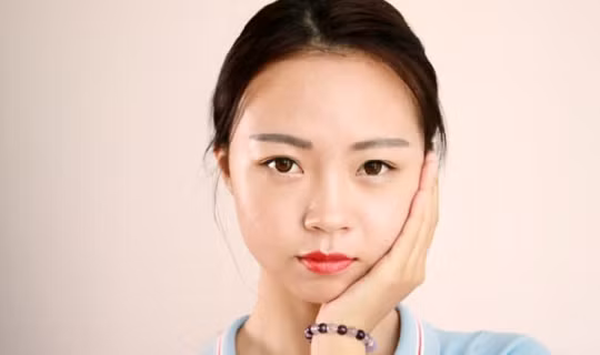 Co 4 dac diem nay tren mat, chi em nen di kham ngay