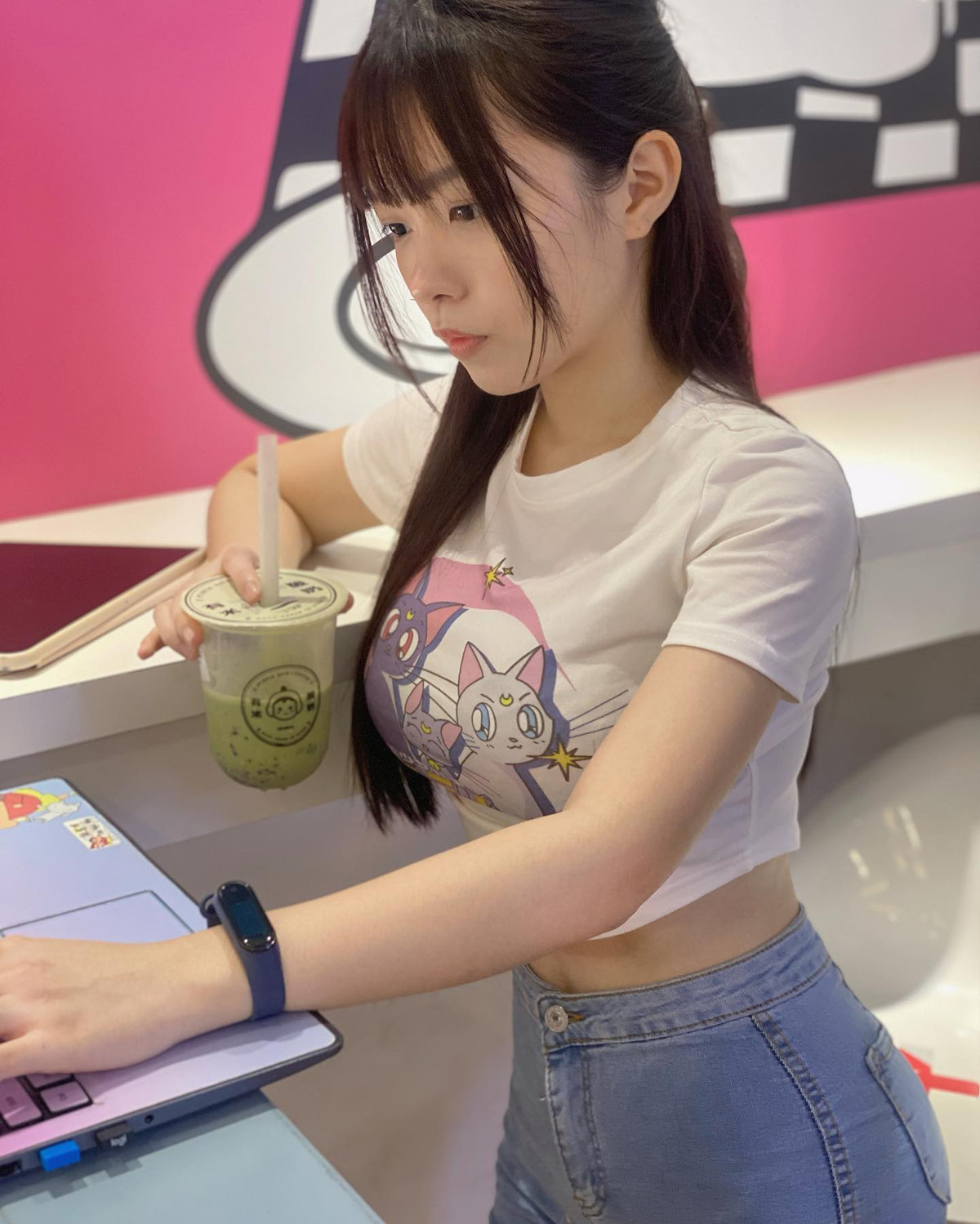 Thực tế, Vĩ Nhi là một người cực thích tập thể hình. Phần lớn thời gian rảnh cô nàng đều rèn luyện cơ thể.