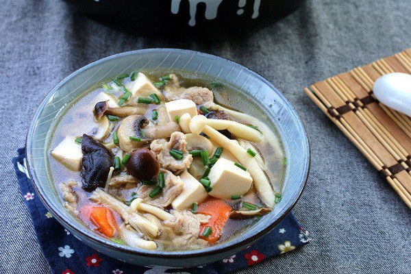 Nấm cũng được xem là loại thực phẩm dễ ăn, bổ dưỡng, vị ngon, chế biến được nhiều món khác nhau. Thế nhưng tuyệt đối không nên hâm nóng các món nấm trong lò vi sóng.