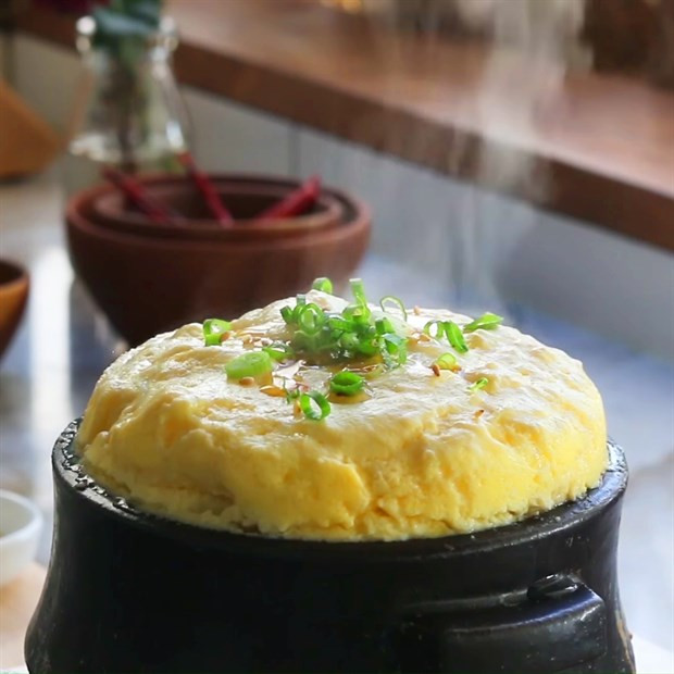 Hơn nữa, trứng cũng là loại thực phẩm có hàm lượng canxi cao và rất giàu dinh dưỡng. Khi được làm nóng trong lò vi sóng, lòng đỏ trứng sẽ tự chuyển hóa thành các chất độc hại cho cơ thể.