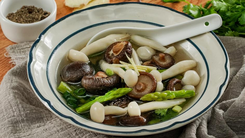 Lý do là bởi nếu hâm nóng lại món ăn bằng nấm bằng lò vi sóng sẽ làm cho protein và hàm lượng chất dinh dưỡng trong nấm biến thành các chất độc có hại tới dạ dày, ảnh hưởng xấu tới tim mạch.