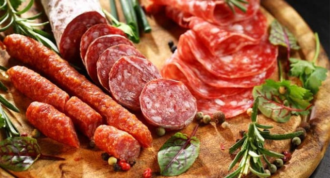 Thực tế, các loại thịt chế biến như xúc xích hay đồ xông khói… vốn không bổ dưỡng cho sức khỏe vì chúng chứa quá nhiều phụ gia và chất bảo quản.