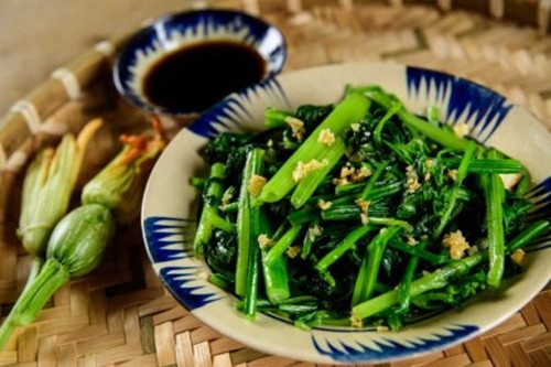 Trong cải bó xôi có chứa nhiều vitamin K, canxi và nitrat, vì thế không hâm lại cải bó xôi trong lò vi sóng, cũng không nên xào đi nấu lại món này.