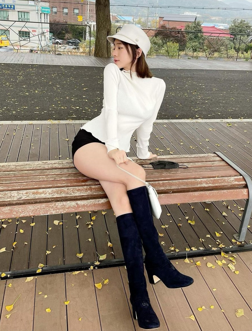 Mix áo trắng cao cổ cùng quần short và đôi boots cao, Bitnara vừa đẹp một cách sang chảnh vừa tôn được dáng dấp hoàn mỹ của mình.