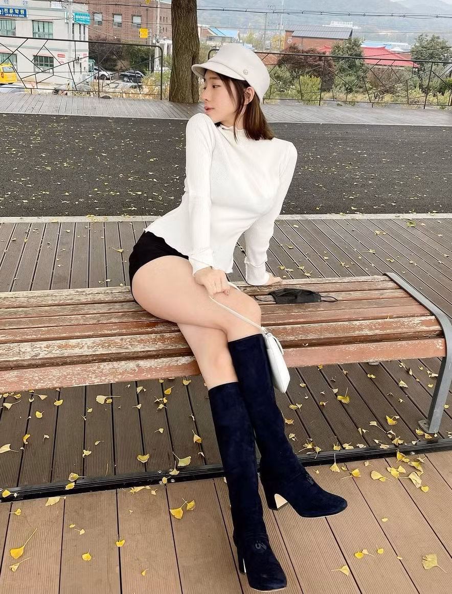 Mix áo trắng cao cổ cùng quần short và đôi boots cao, Bitnara vừa đẹp một cách sang chảnh vừa tôn được dáng dấp hoàn mỹ của mình.