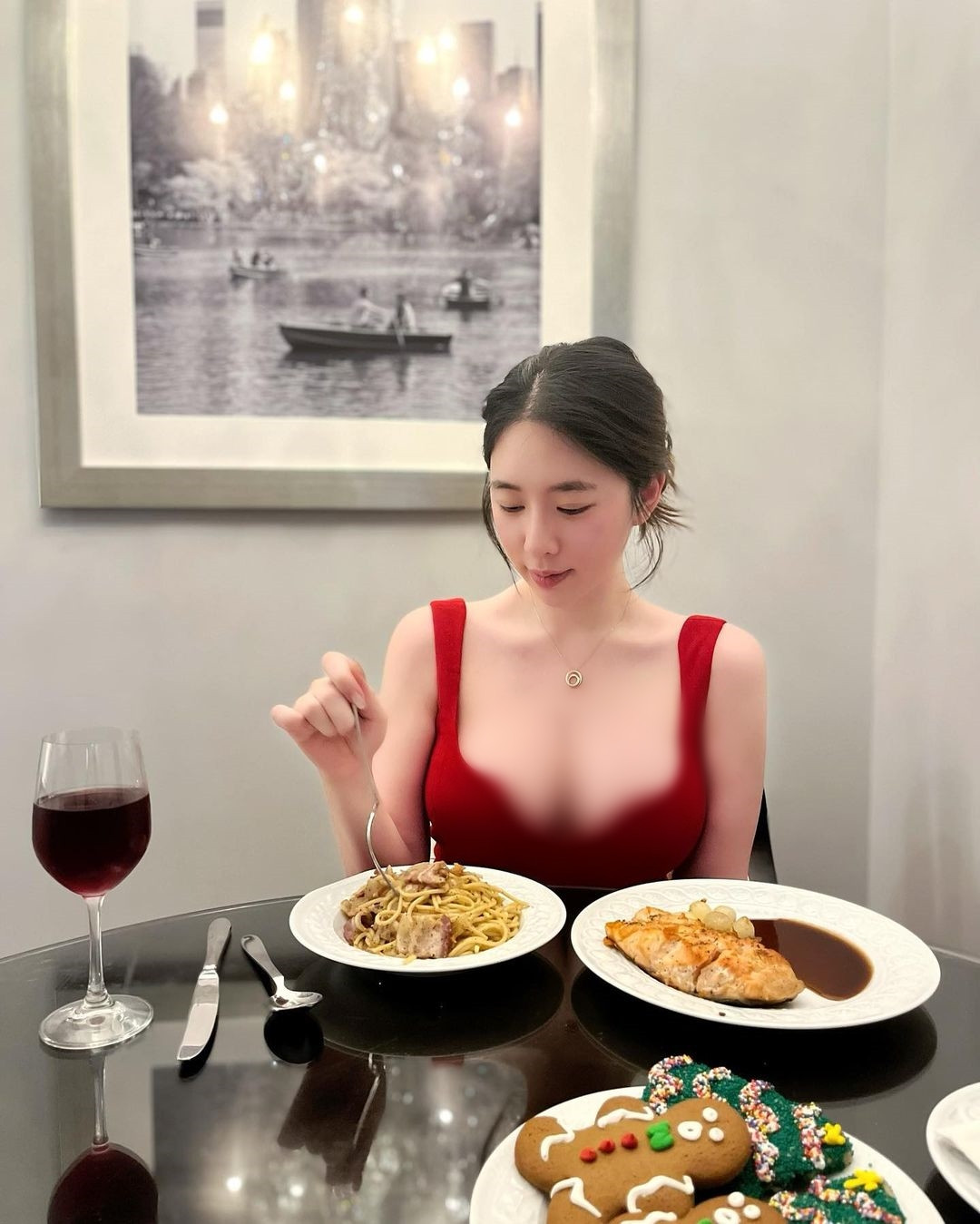 Chiếc váy nhung màu đỏ giúp Bitnara khoe được đôi bò bồng đảo đầy đặn và bờ vai thanh mảnh, quyến rũ.