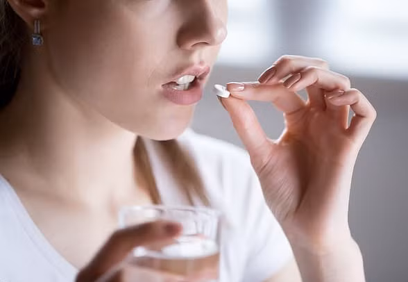 Cụ thể, nếu thuốc vào dạ dày mà lại đi nằm ngay thì có thể khiến viên thuốc dính vào thực quản. Một số loại thuốc chứa các chất kích ứng, chẳng hạn như bisphosphonates hoặc kháng sinh, có thể làm hỏng thực quản hoặc thậm chí thủng thực quản theo thời gian.