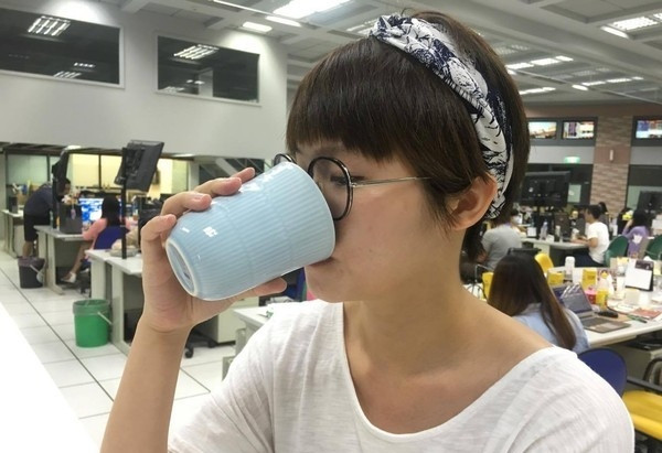 Bác sĩ Giang cũng chia sẻ thêm, cách đây hơn nửa tháng có một bệnh nhân ở độ tuổi 60 cảm thấy cổ của mình có biểu hiện lạ đã đến bệnh viện khám. Khi chụp X-quang, bác sĩ phát hiện ra toàn bộ phần gần cổ bệnh nhân dài khoảng 15 cm là mụn mủ, thậm chí còn đào ra các viên thuốc từ bên trong những lớp mủ này.