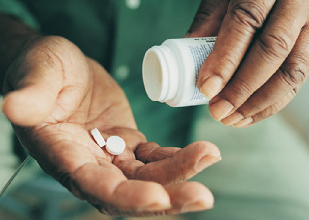 Nước có ga cũng là tối kị không được dùng để uống thuốc. Thành phần chính của nước có ga là nước và khí cacbonic, có thể tạo ra tính axit hơi yếu. Đặc điểm của một số loại thuốc là phải có giá trị pH thích hợp trong dạ dày thì mới được hấp thụ. Nếu sử dụng đồ uống có ga trong quá trình uống thuốc, nó có thể làm thay đổi độ pH của dạ dày và gây ra tình trạng kém hấp thu.